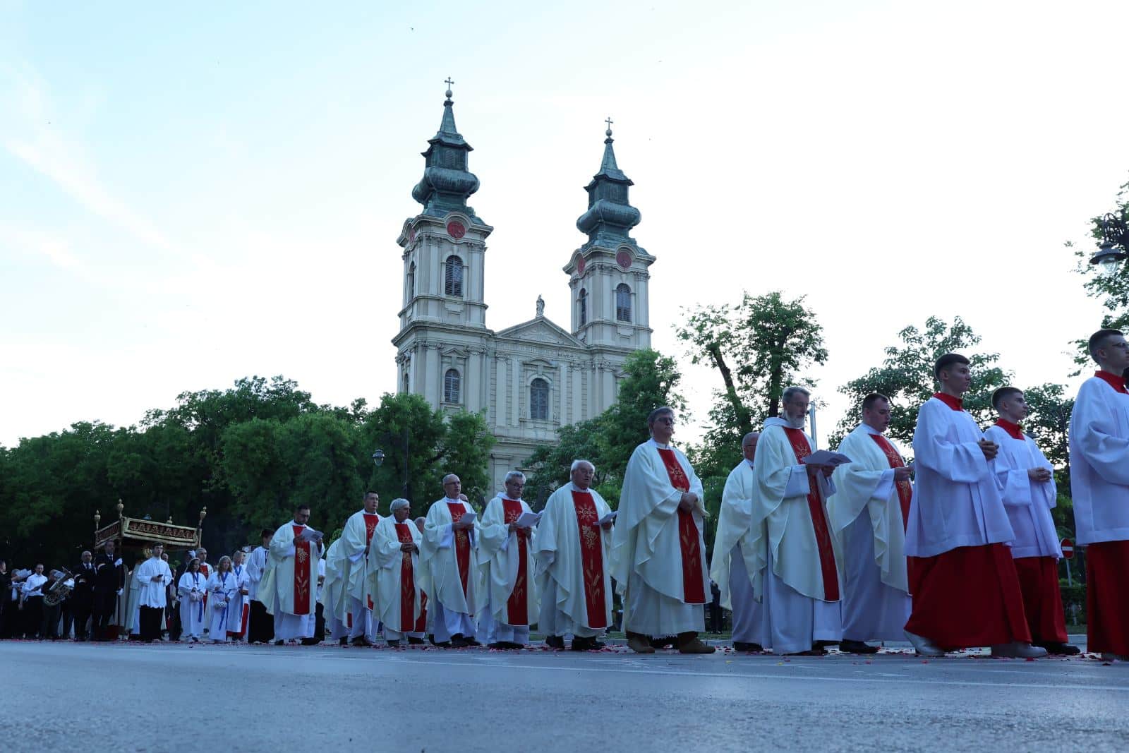 Proslavljena svetkovina Tijela i Krvi Kristove – s Presvetim ponovno na ulicama grada  