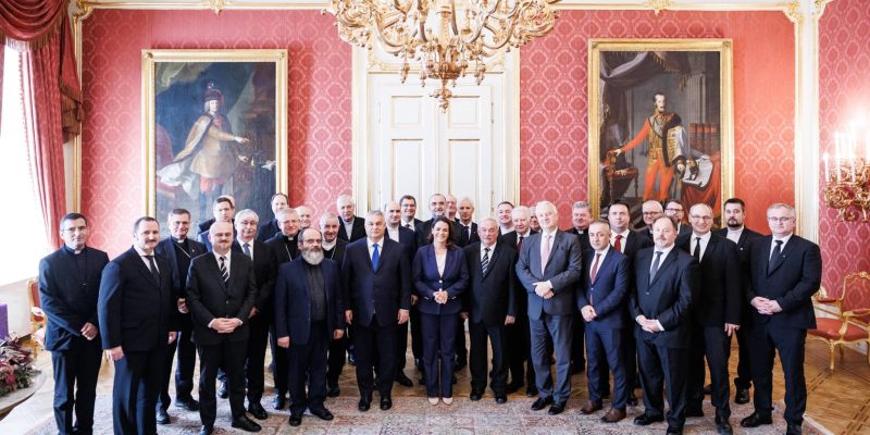 Ferenc püspök Novák Katalin elnökkel ( biskup Franjo sa Novak Katalin)